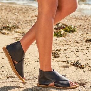 Like New Børn Iwa Black Leather Peep-Toe Sandals Wrap around – Size 10